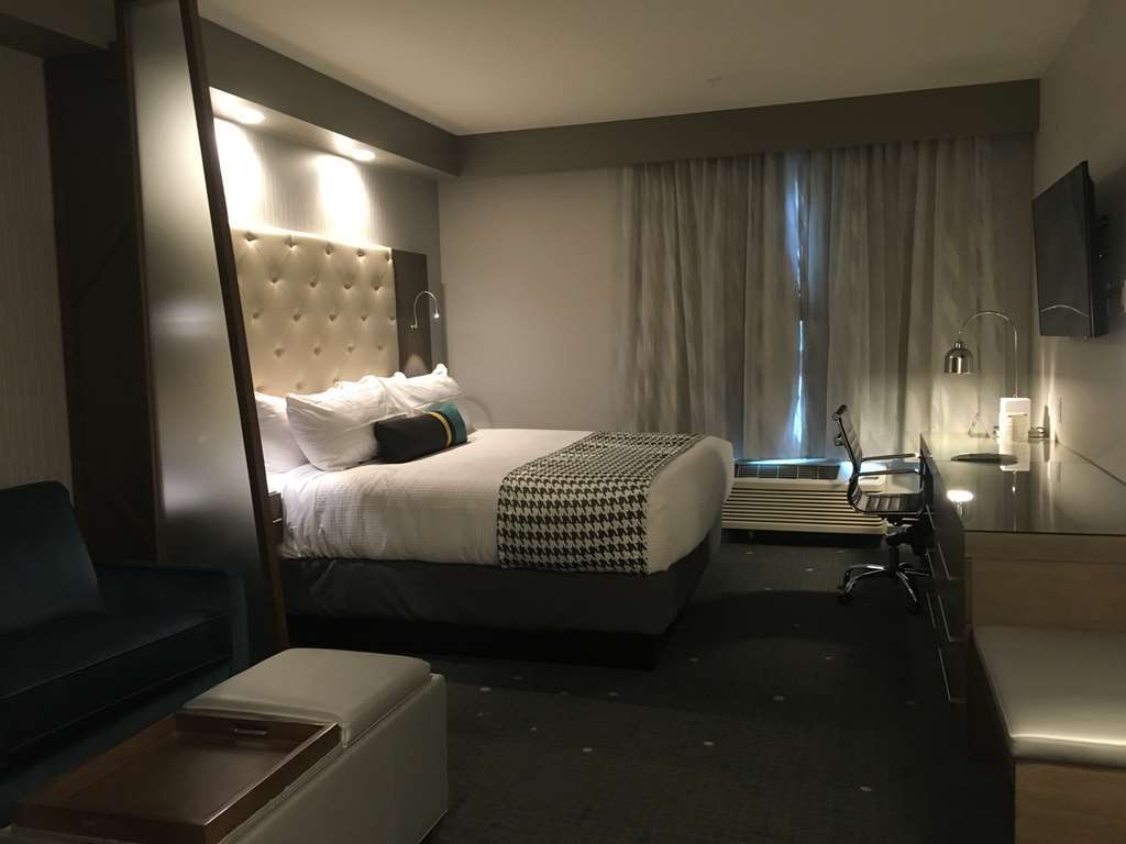 Best Western Premier Hotel At Fisher'S Landing Vancouver Room photo